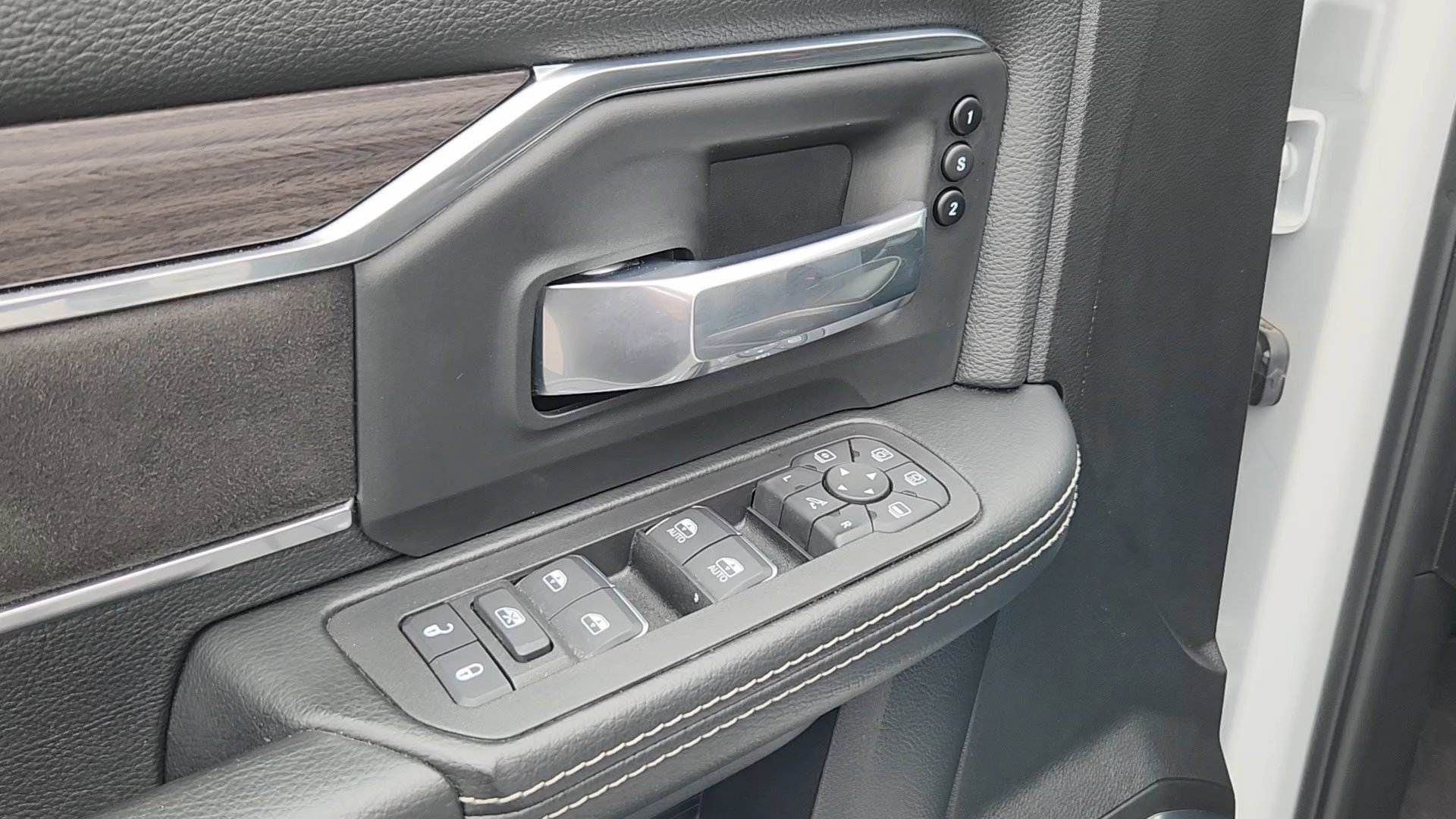Used 2025 RAM 2500 Laramie AWD/4WD image 7