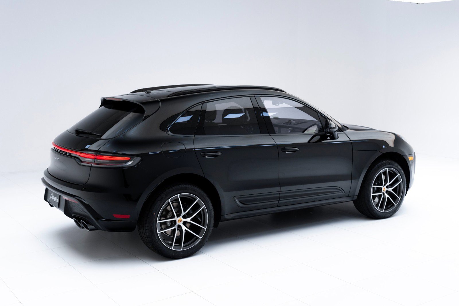 Certified 2025 Porsche Macan AWD/4WD image 9