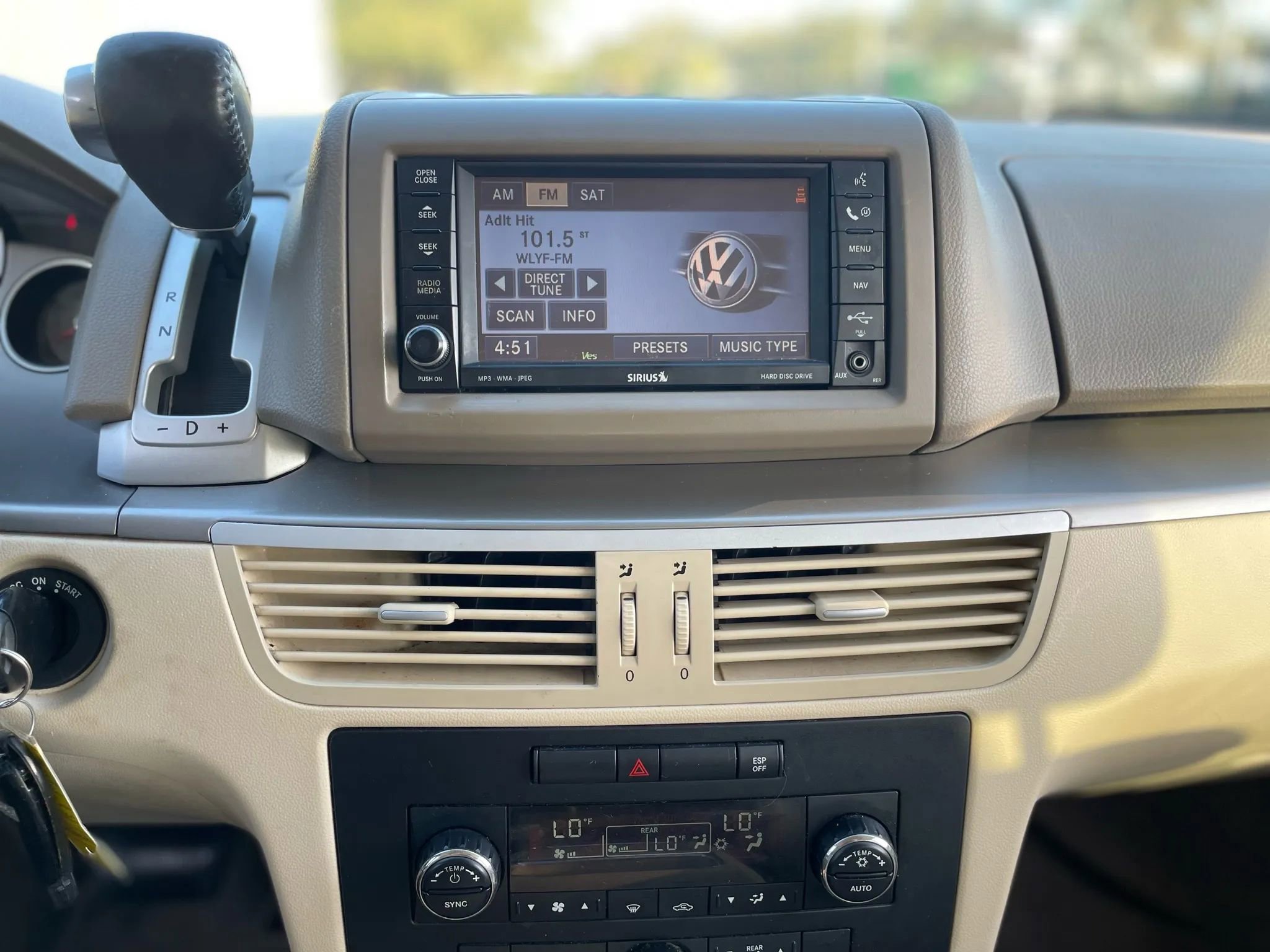 Used 2010 Volkswagen Routan SEL image 21