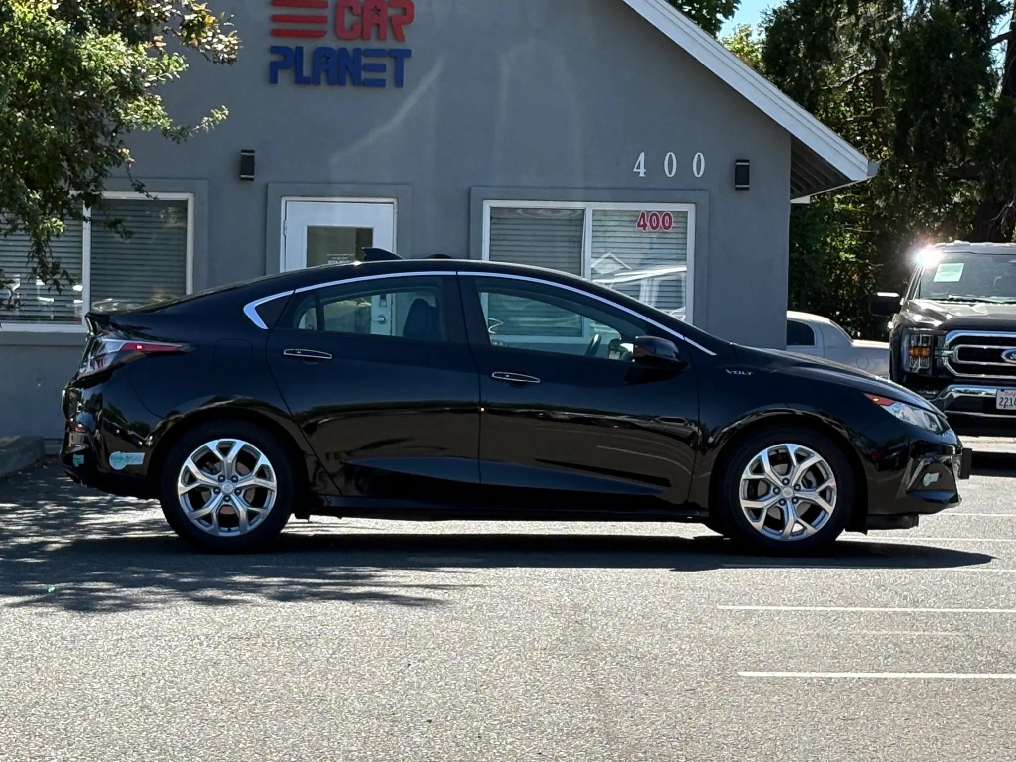 Used 2017 Chevrolet Volt Premier w/ Driver Confidence II Package FWD image 4