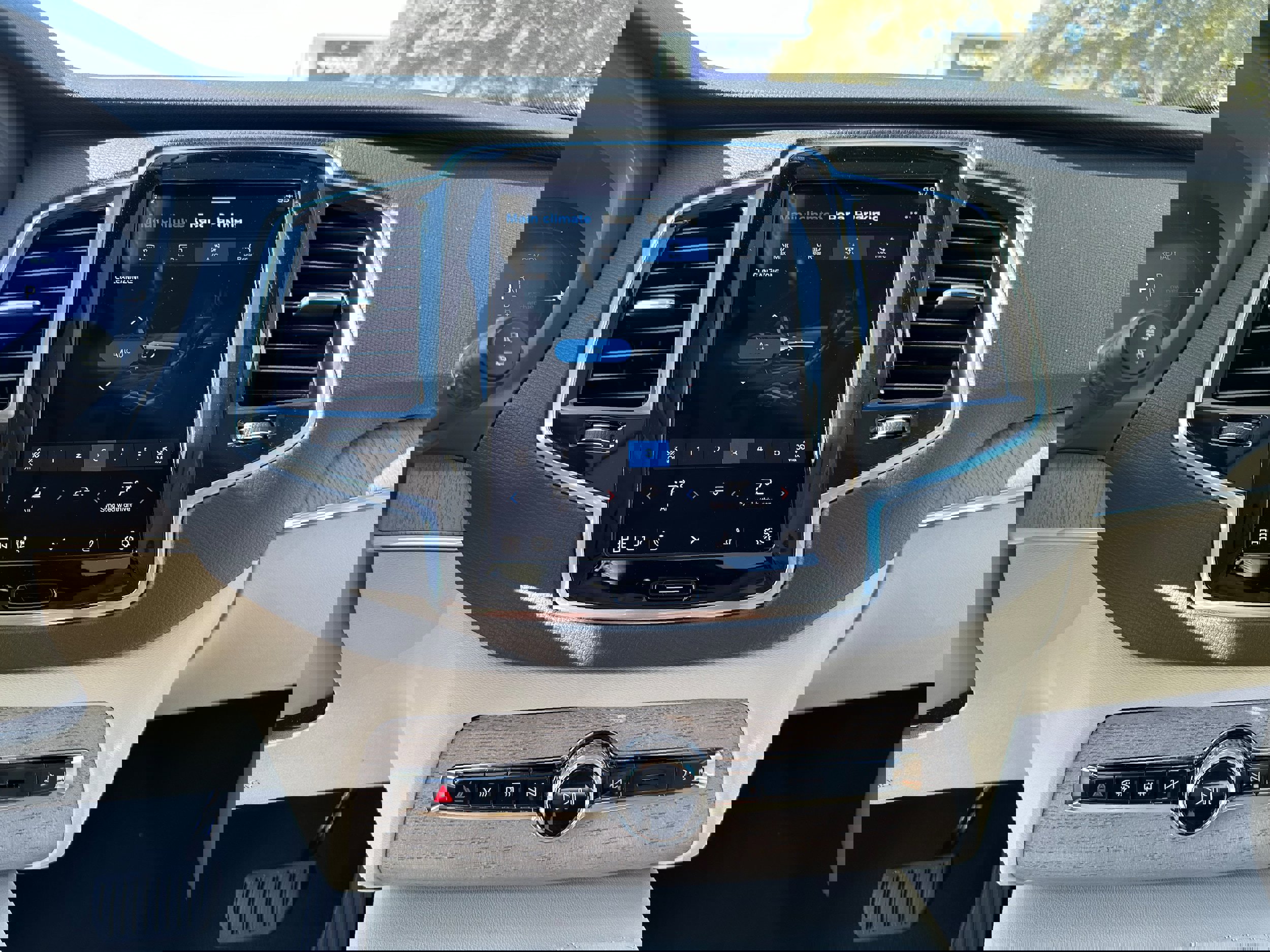 New 2025 Volvo XC90 T8 Plus w/ Protection Package Premier image 11