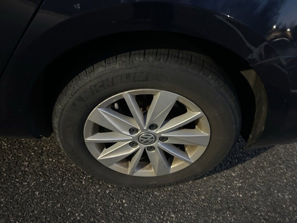 Used 2016 Volkswagen Golf S image 8