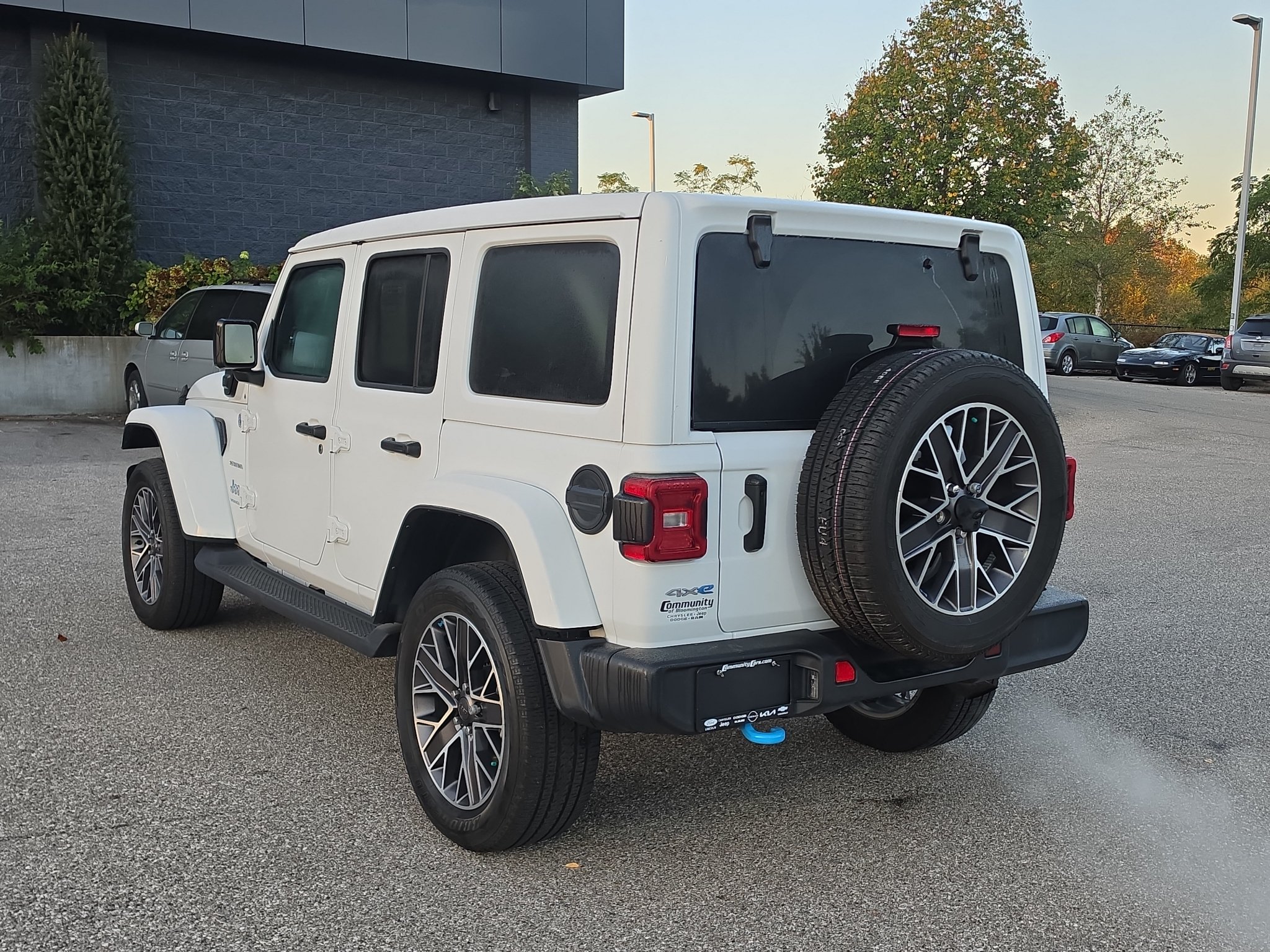 Used 2023 Jeep Wrangler Unlimited Sahara w/ Cold Weather Group AWD/4WD image 5