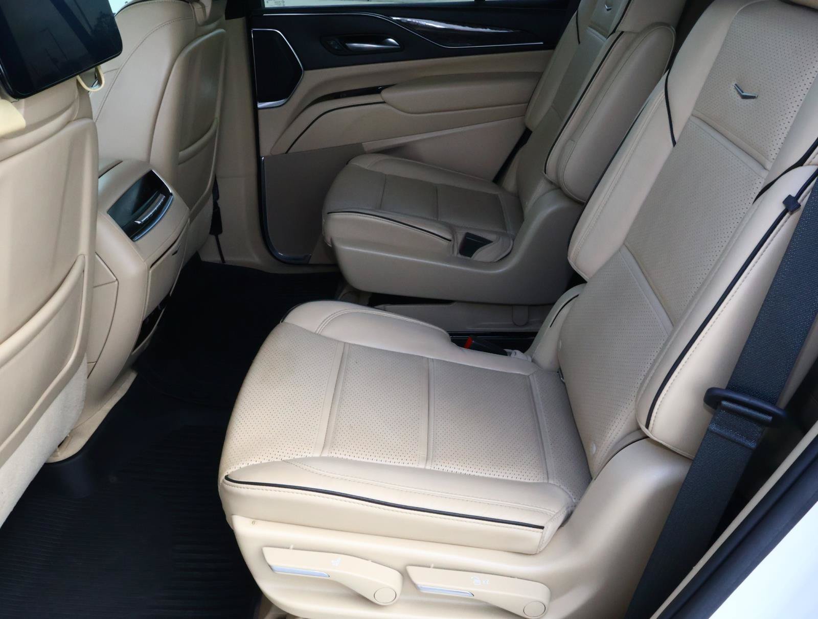 Used 2021 Cadillac Escalade Premium Luxury RWD image 28