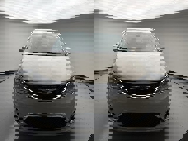 Used 2020 Chrysler Pacifica Touring image 8