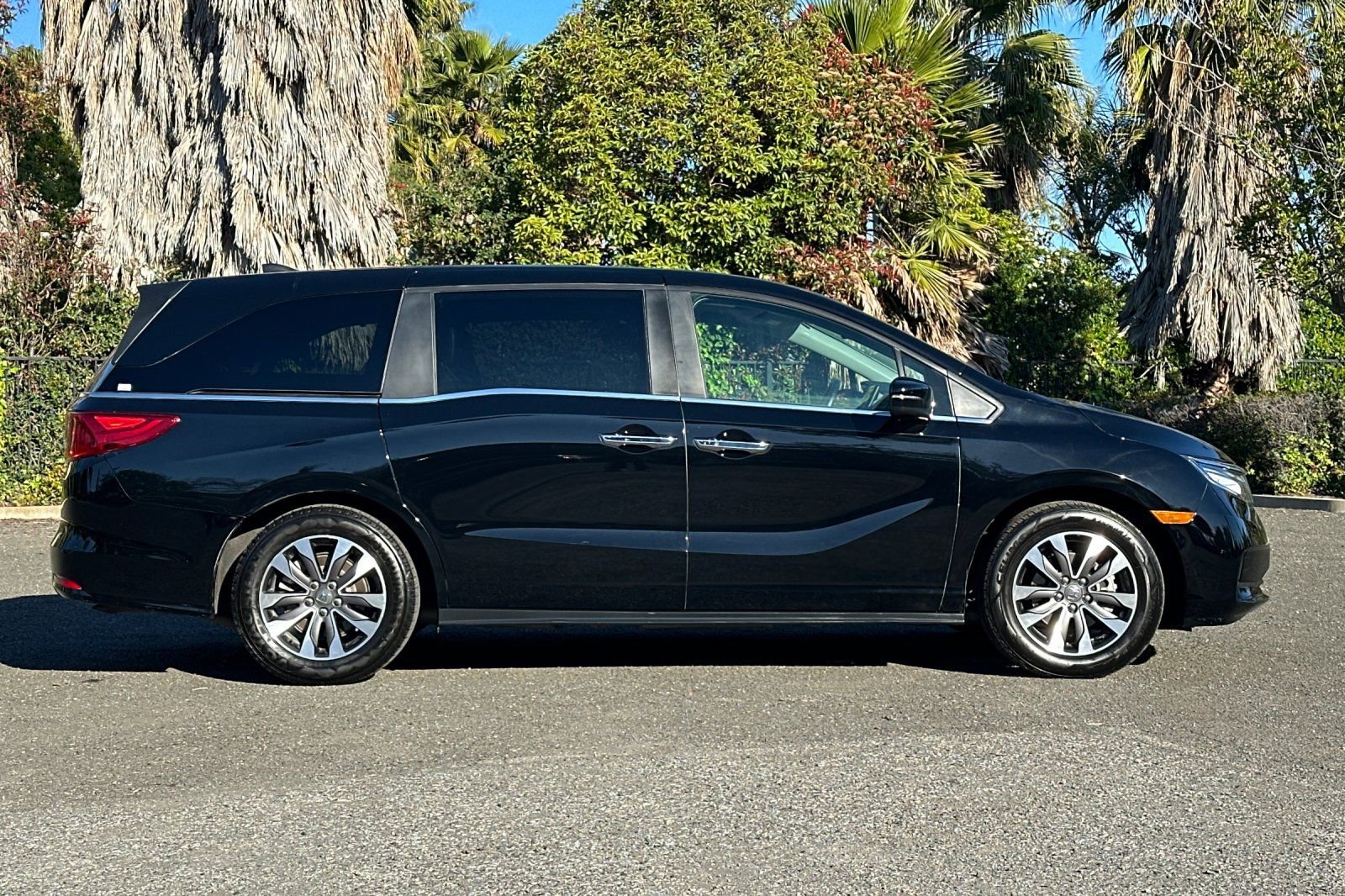 Used 2024 Honda Odyssey EX-L image 2