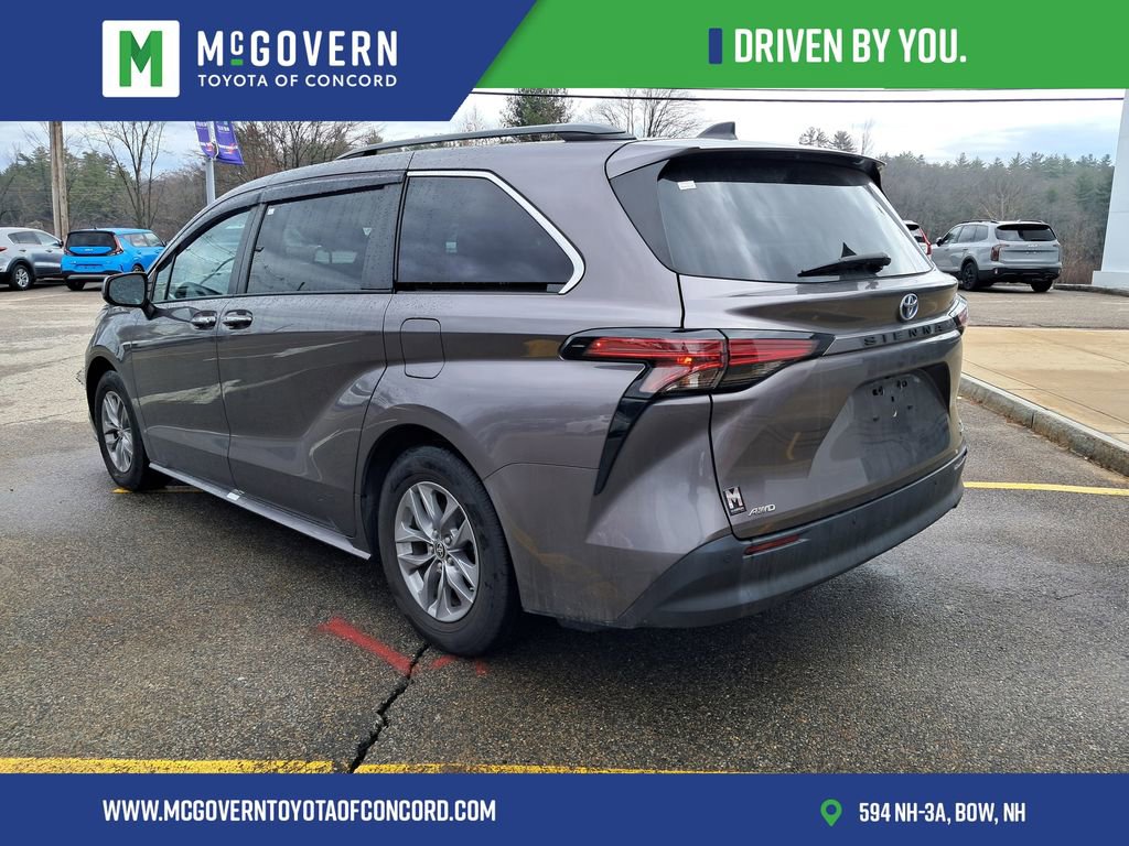 Used 2022 Toyota Sienna XLE w/ XLE Plus Package image 3