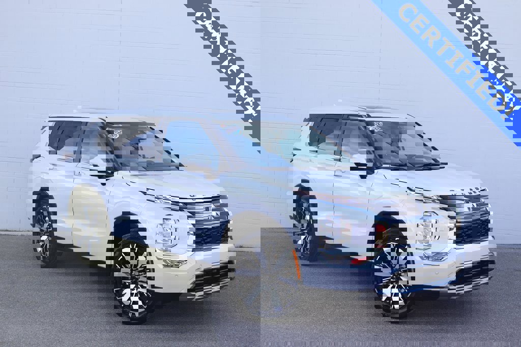 Used 2025 Mitsubishi Outlander SE image 1