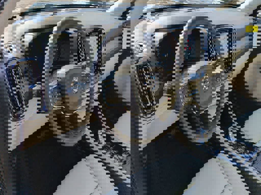 New 2026 Volvo XC40 B5 Ultra w/ Protection Package Premier image 2