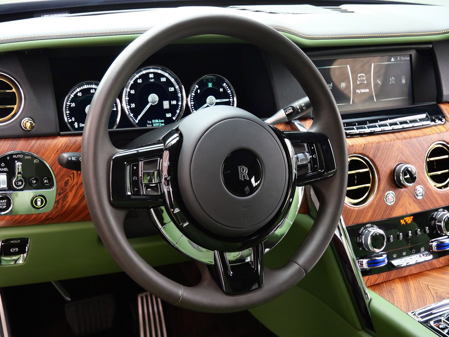 Used 2023 Rolls-Royce Cullinan w/ Cullinan Package image 26