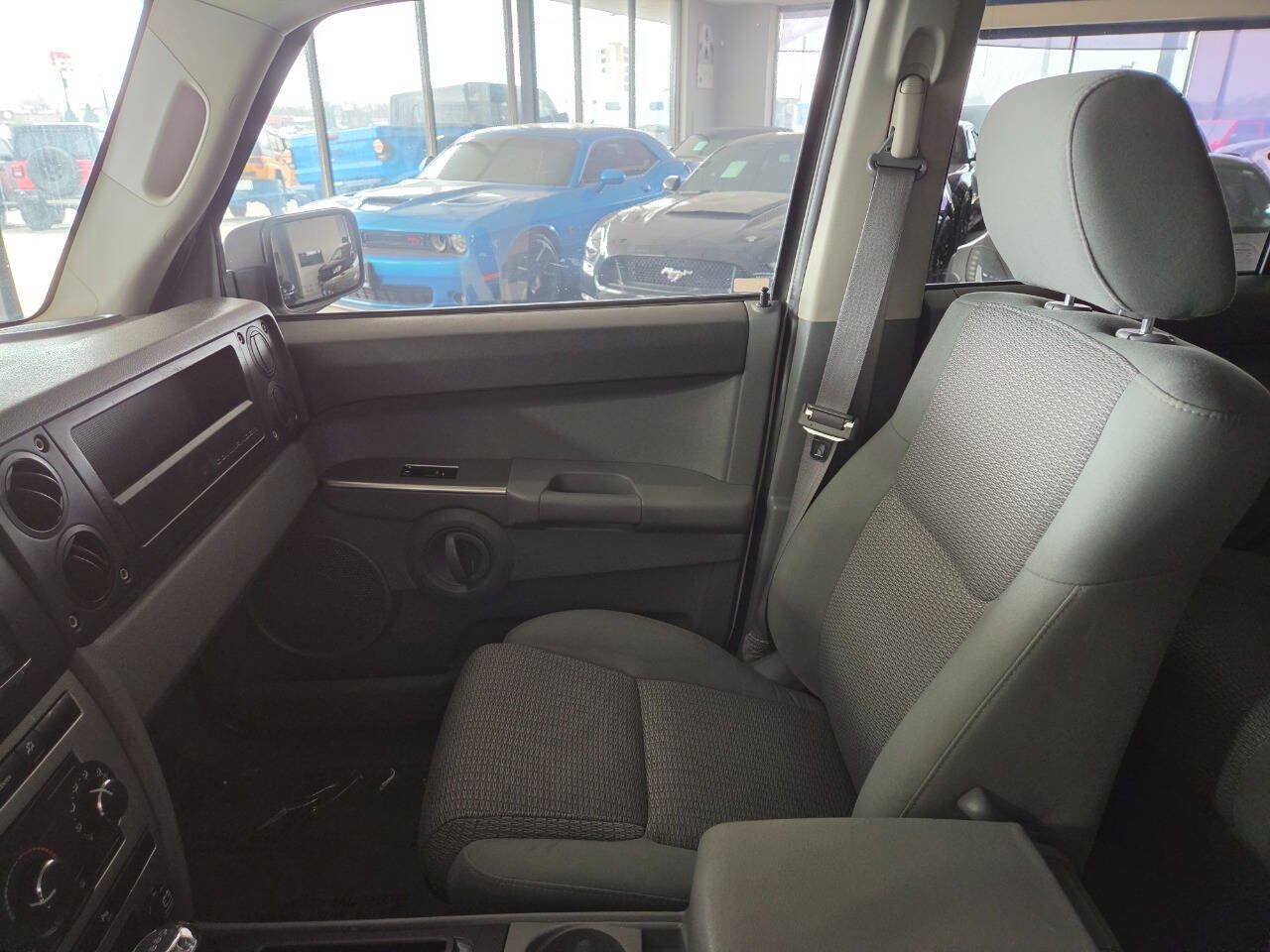 Used 2007 Jeep Commander Sport image 16