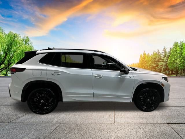 Certified 2025 Volkswagen Tiguan SE R-Line image 3