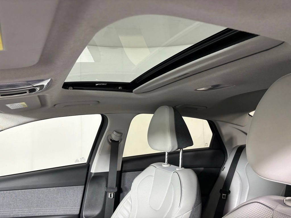 Used 2025 Hyundai Elantra Limited FWD image 31