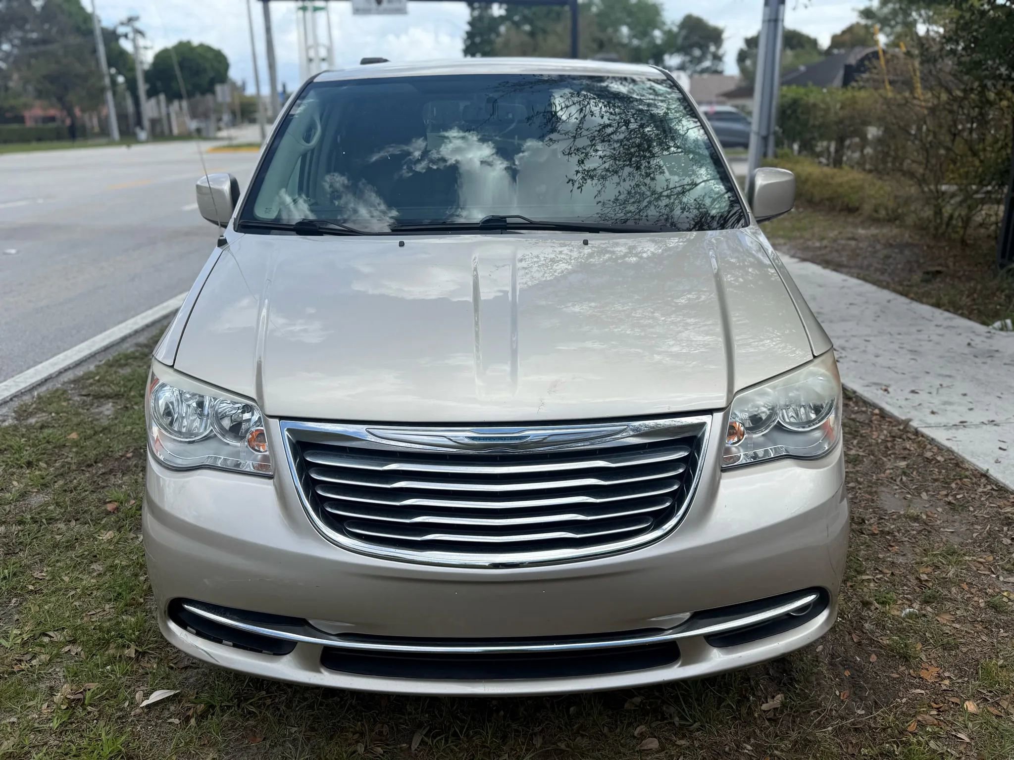 Used 2015 Chrysler Town & Country Touring image 2