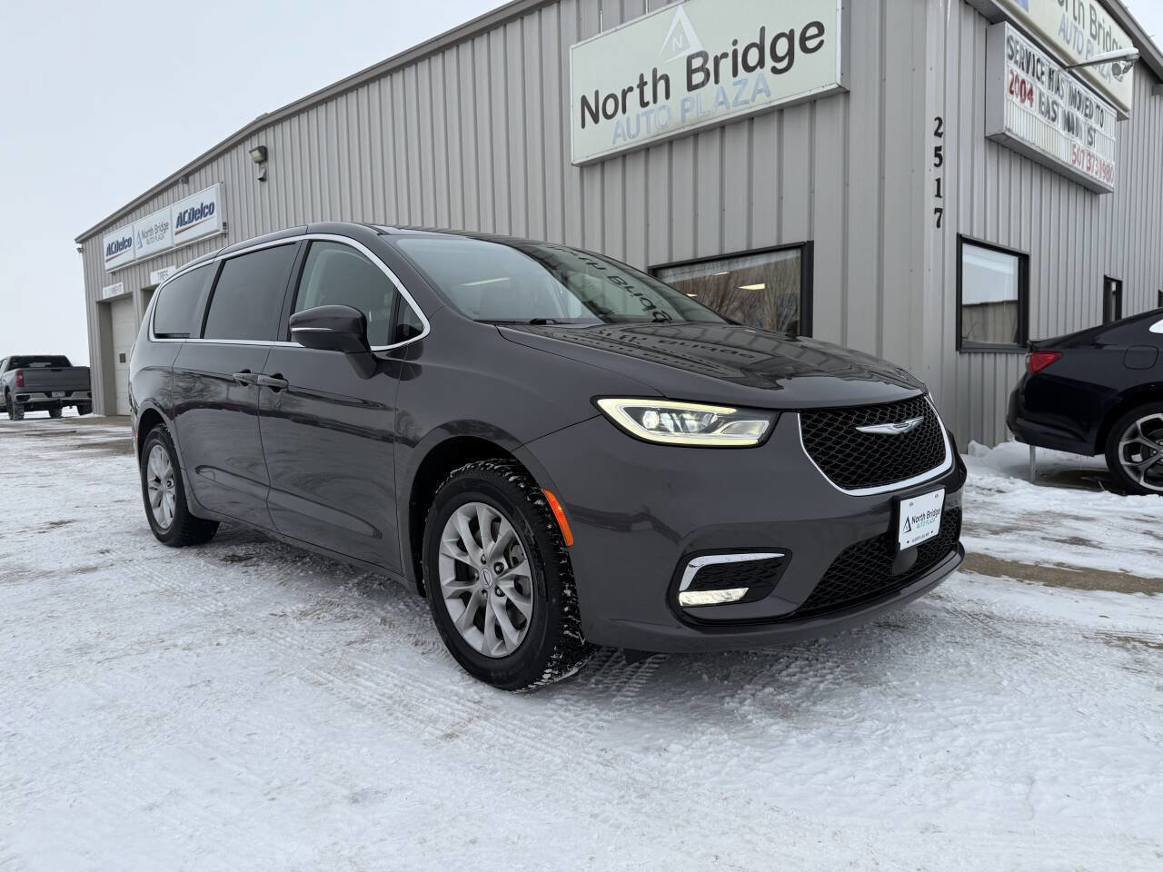 Used 2023 Chrysler Pacifica Touring-L image 1