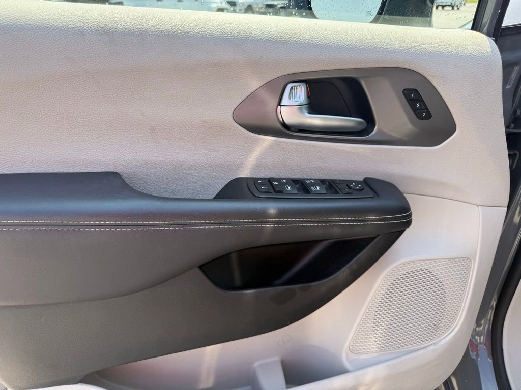 Used 2023 Chrysler Pacifica Touring-L FWD image 12