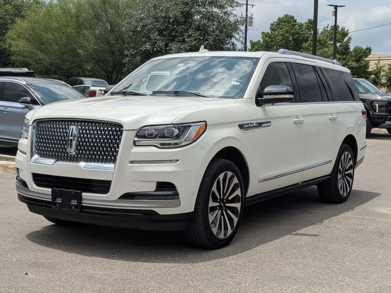 Used 2022 Lincoln Navigator L Reserve RWD image 4