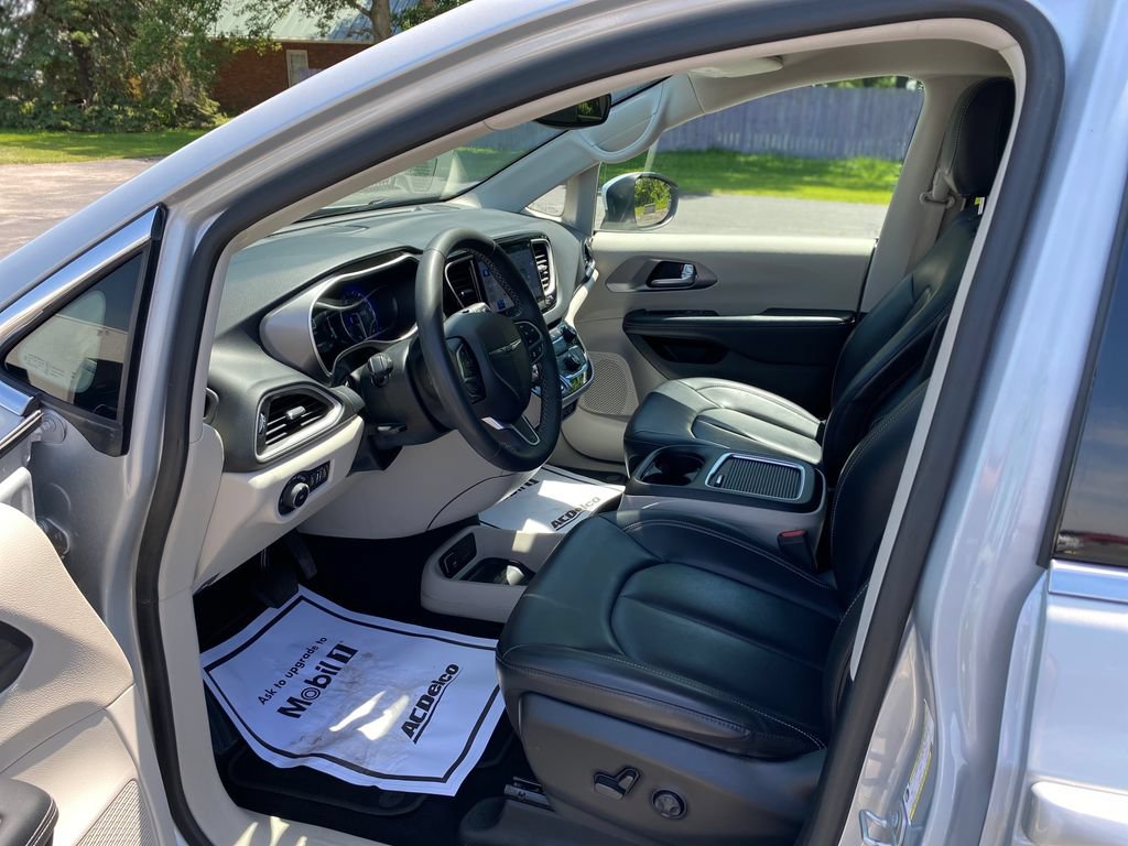 Used 2023 Chrysler Pacifica Touring-L FWD image 22