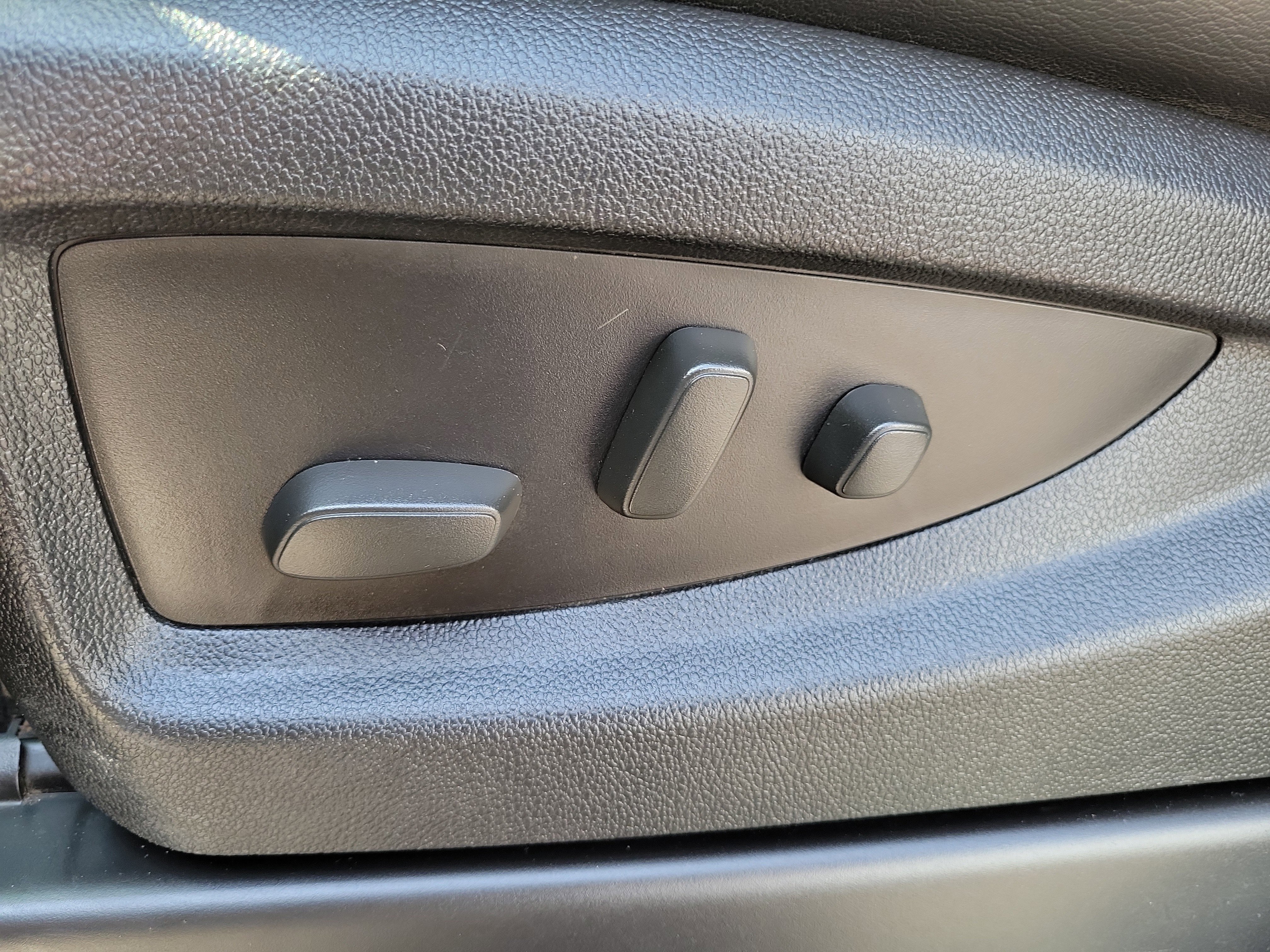 Used 2016 GMC Sierra 2500 Denali w/ Duramax Plus Package AWD/4WD image 16