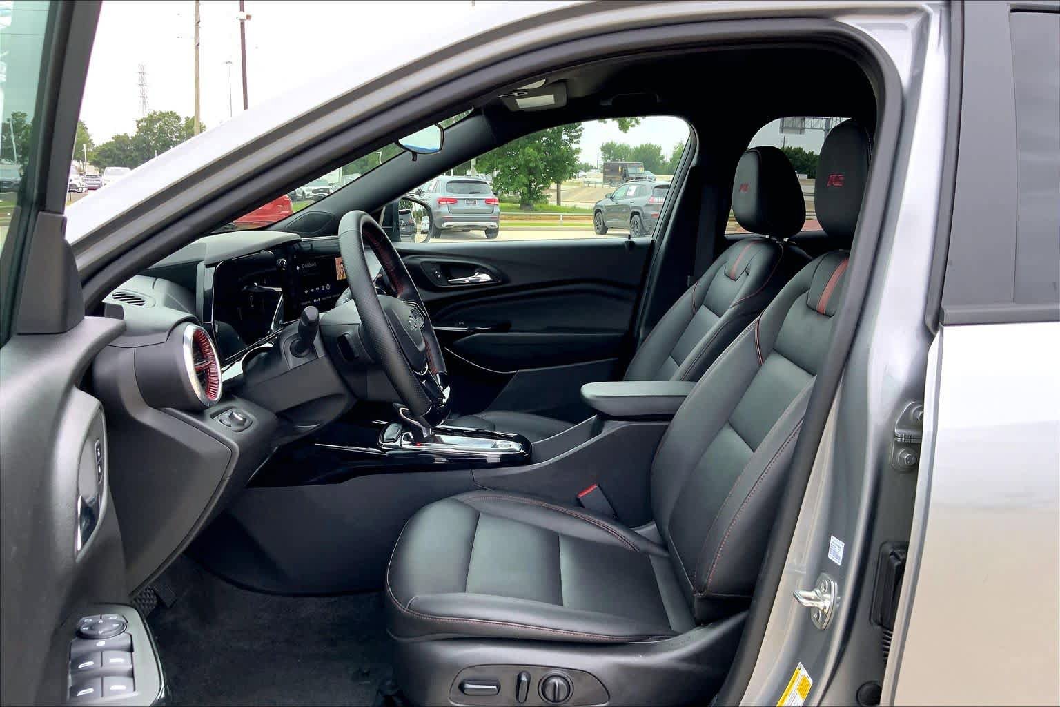 Used 2025 Chevrolet Trax RS FWD image 9