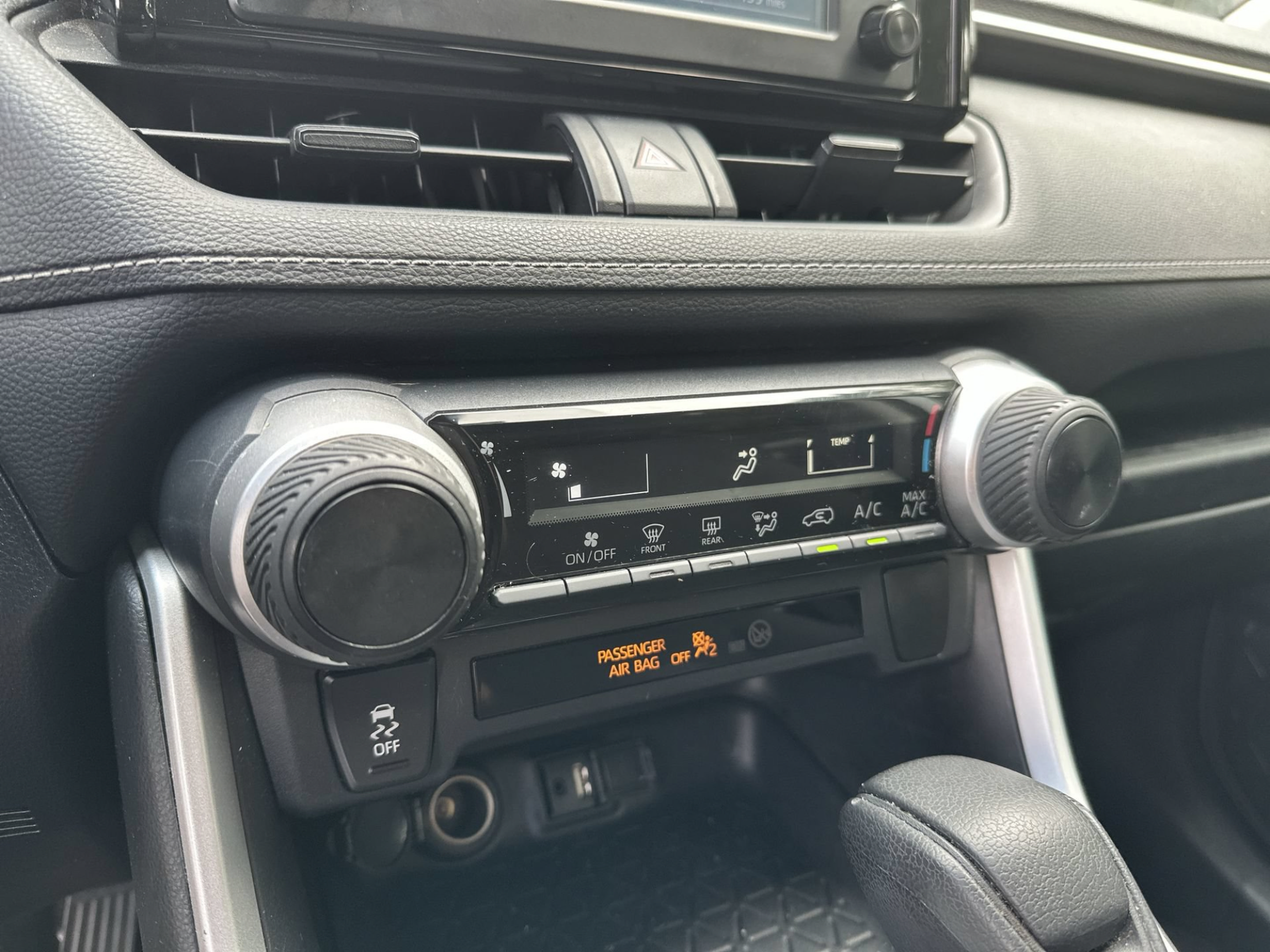 Used 2019 Toyota RAV4 LE FWD image 16