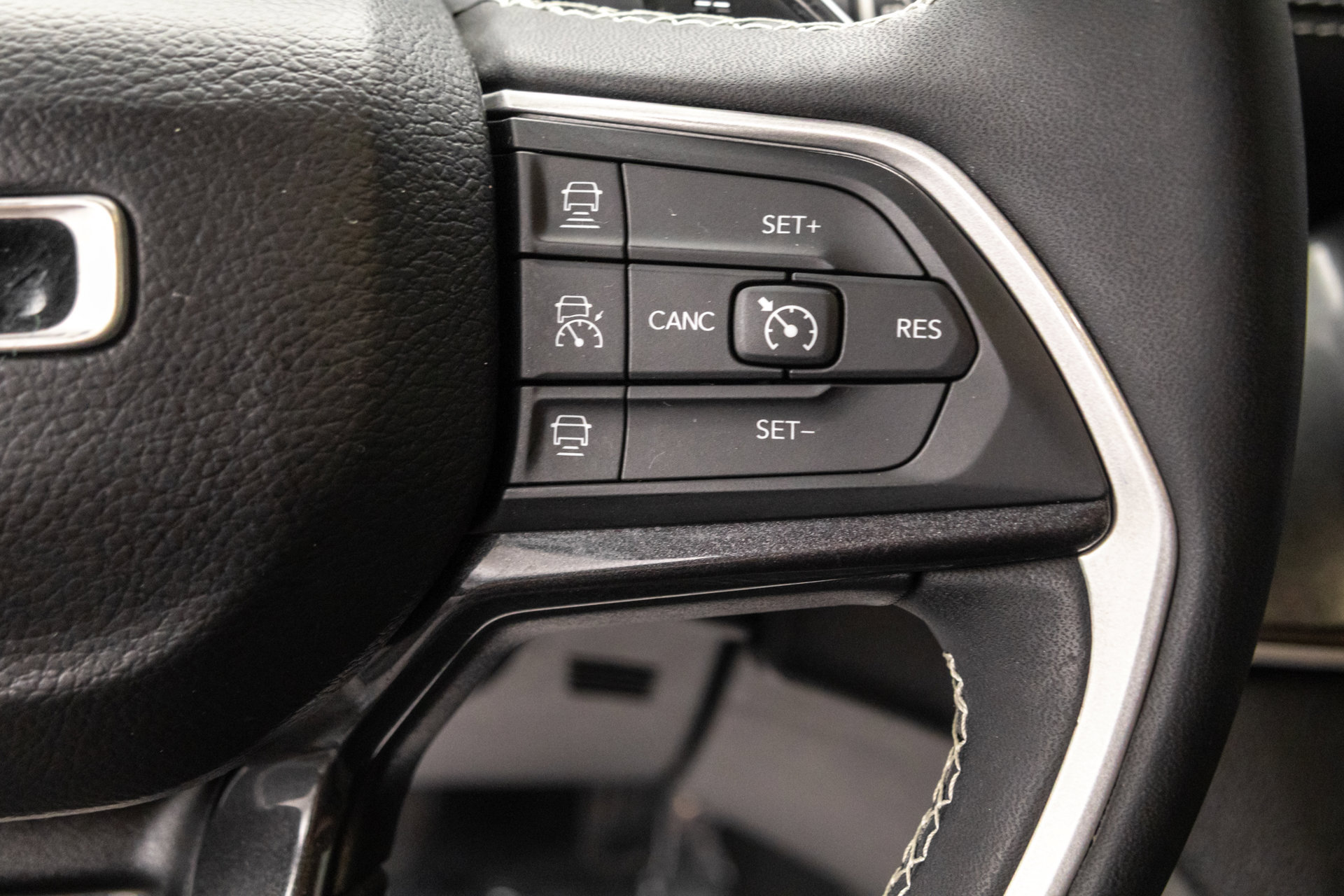 Used 2023 Jeep Grand Cherokee Altitude AWD/4WD image 23