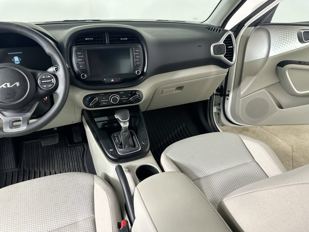 Used 2025 Kia Soul LX w/ LX Technology Package FWD image 19