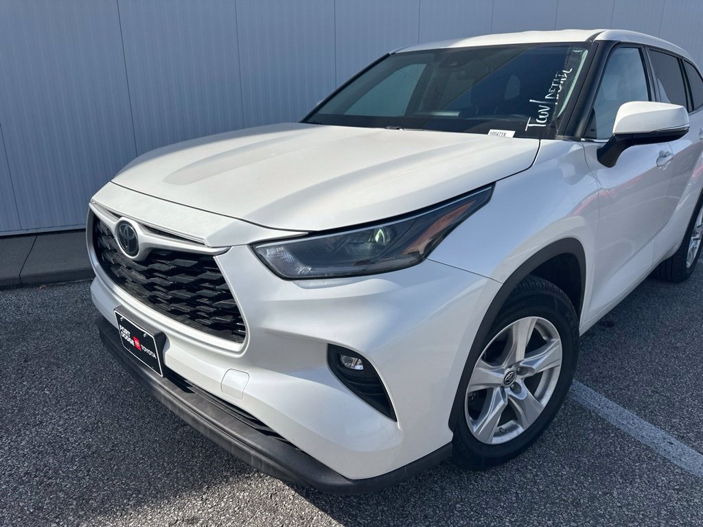 Used 2021 Toyota Highlander LE AWD/4WD image 2