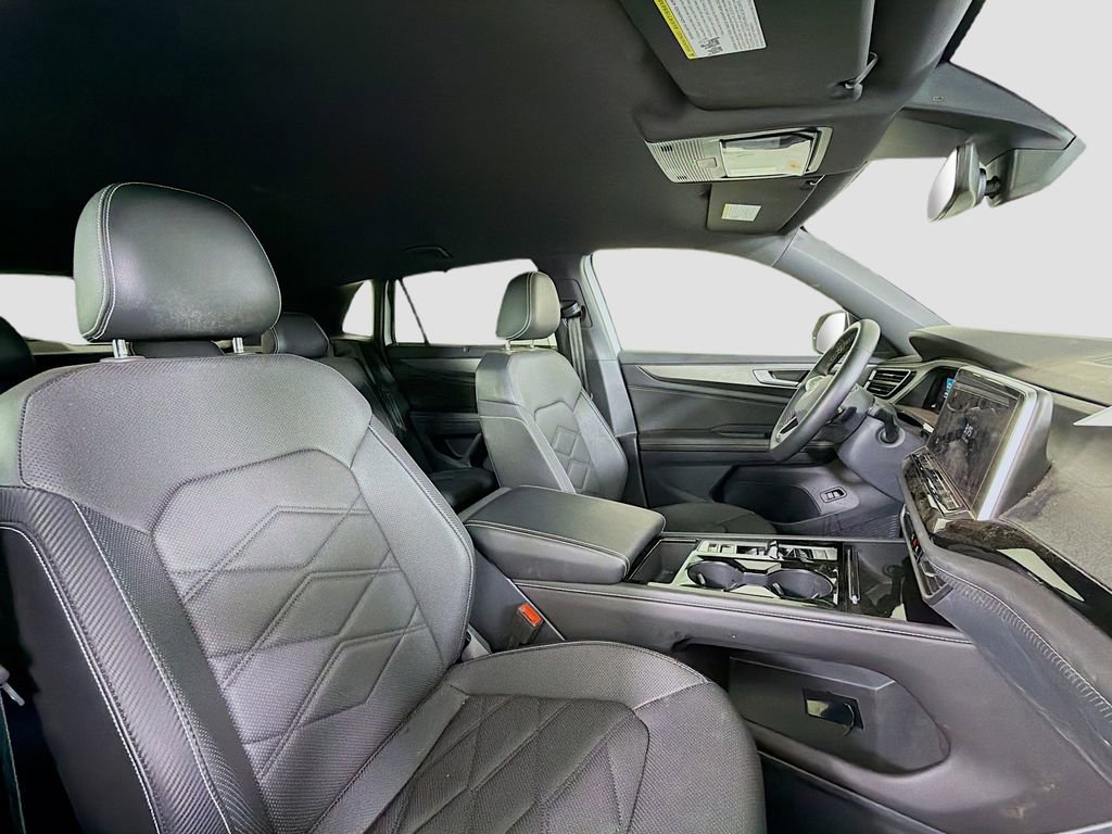 Used 2025 Volkswagen Atlas Cross Sport SE FWD image 32