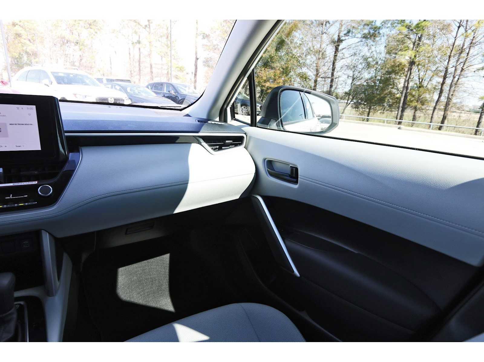 Used 2025 Toyota Corolla Cross L image 8