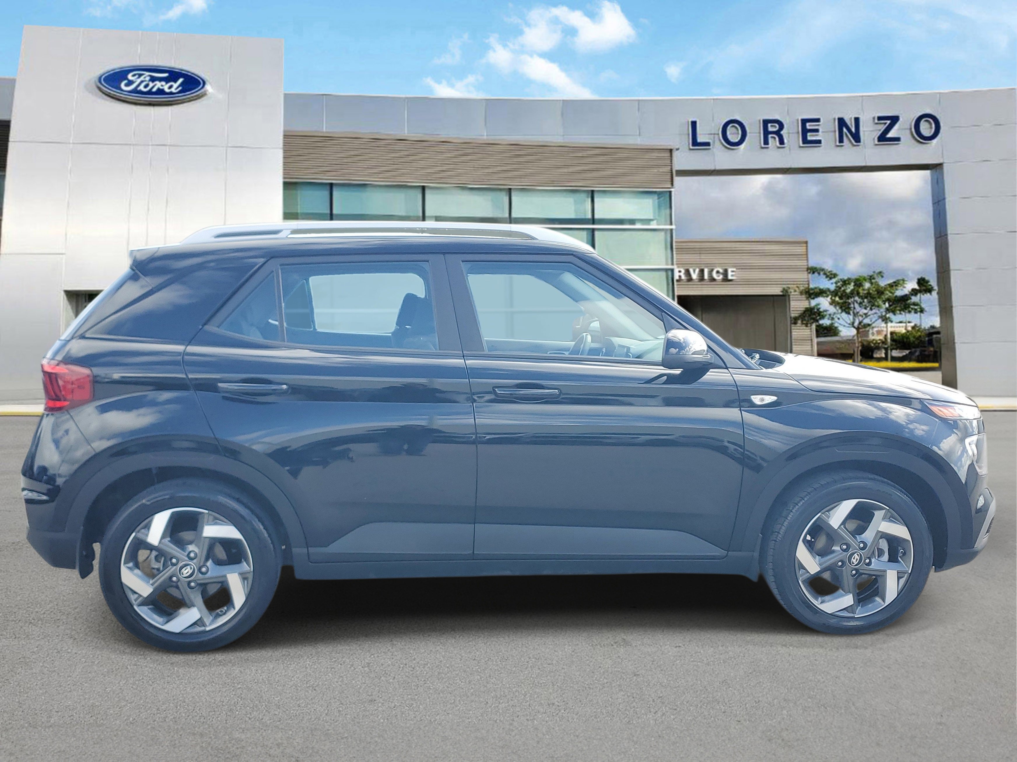 Used 2024 Hyundai Venue SEL image 4