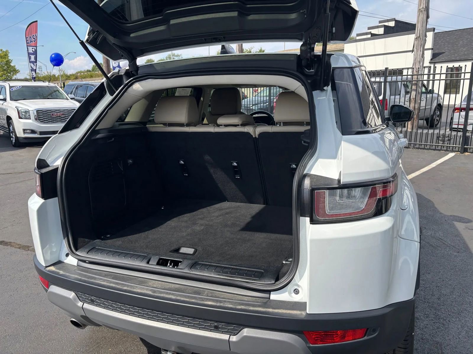 Used 2019 Land Rover Range Rover Evoque SE Premium image 23