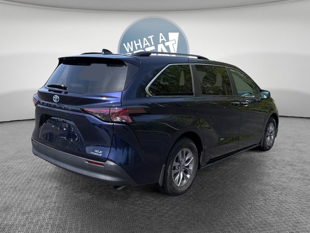 Used 2023 Toyota Sienna XLE w/ XLE Plus Package FWD image 3