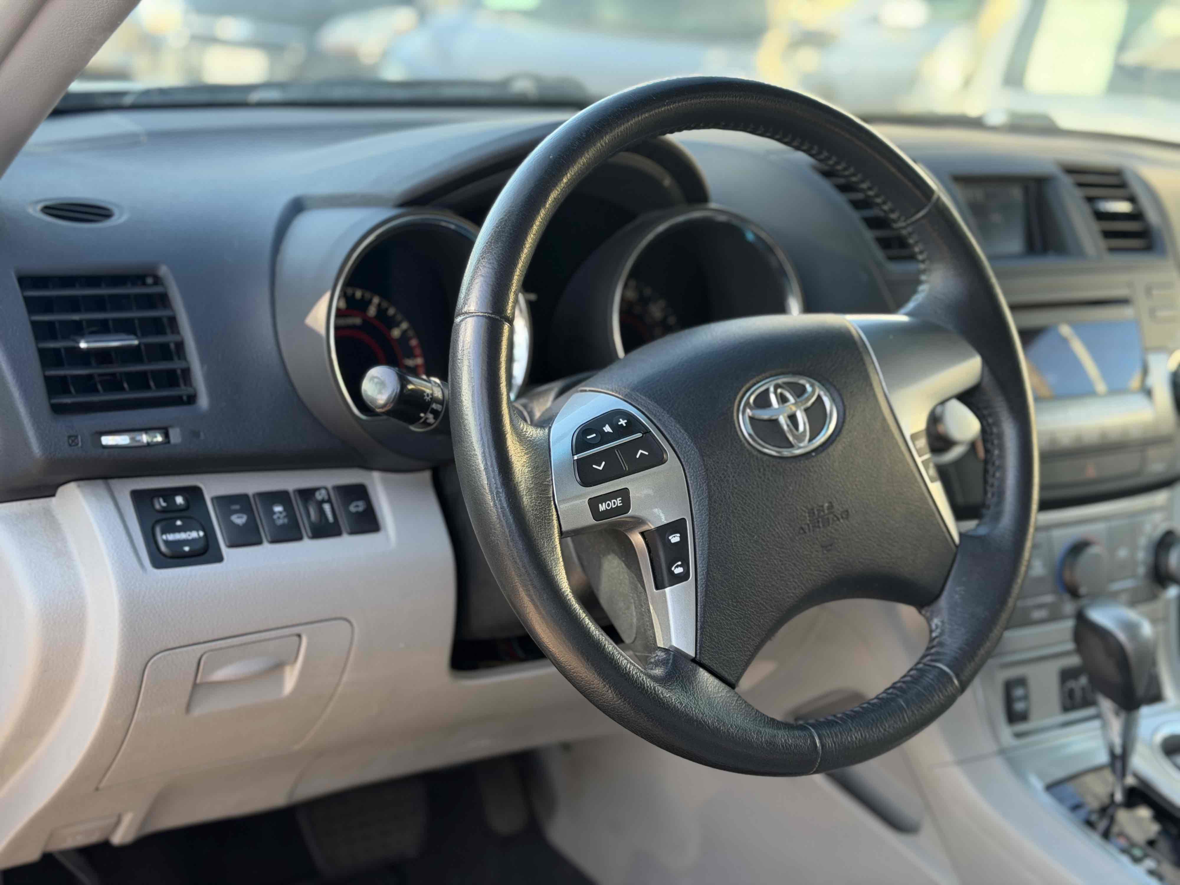 Used 2012 Toyota Highlander SE w/ Tow Pkg FWD image 16