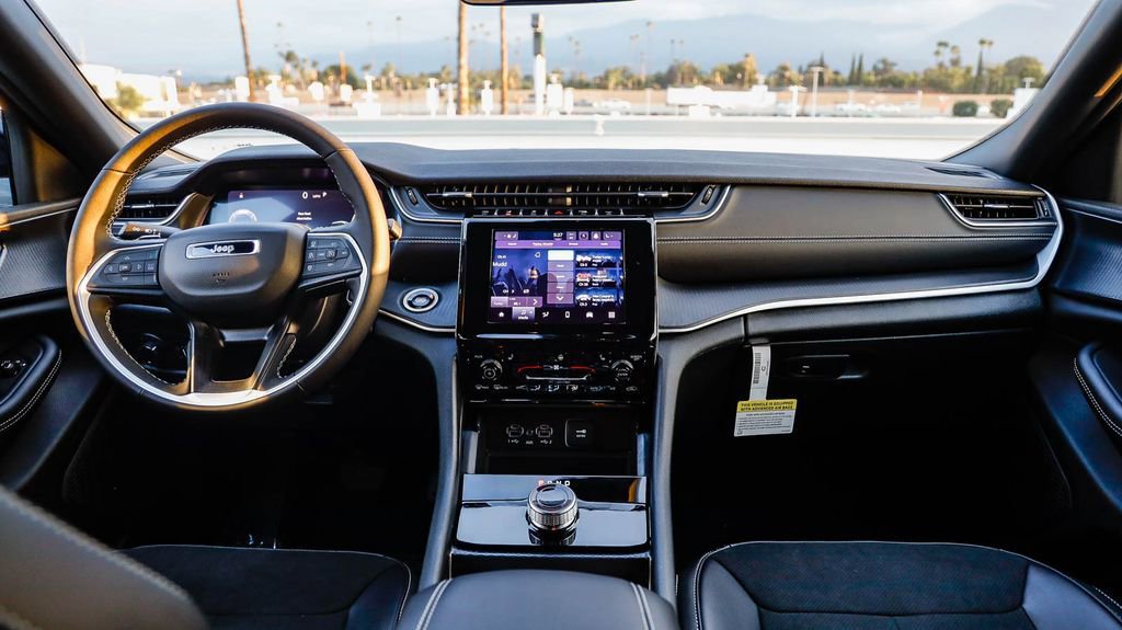 New 2025 Jeep Grand Cherokee Altitude image 13