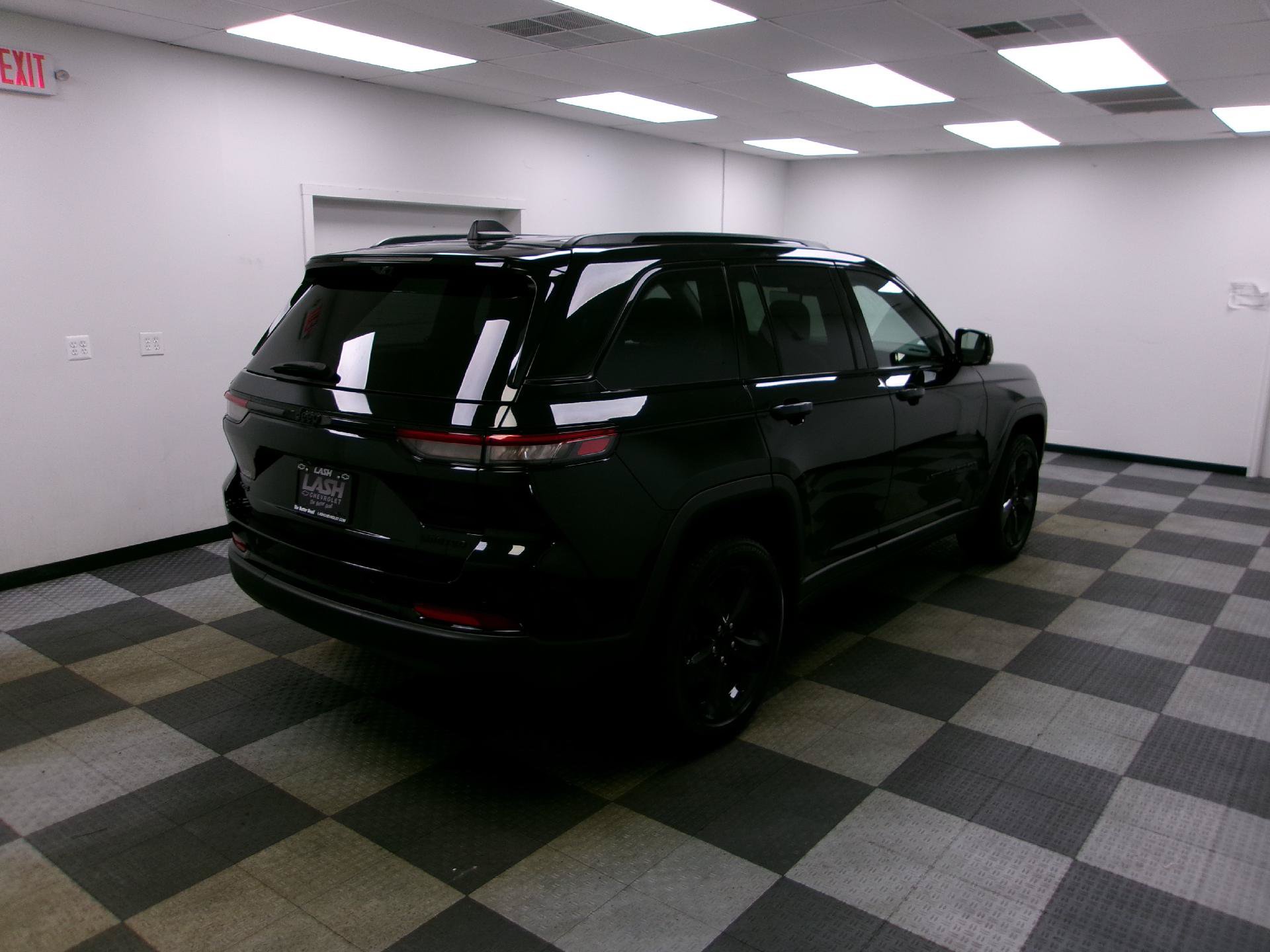 Used 2023 Jeep Grand Cherokee Limited w/ Luxury Tech Group II AWD/4WD image 14