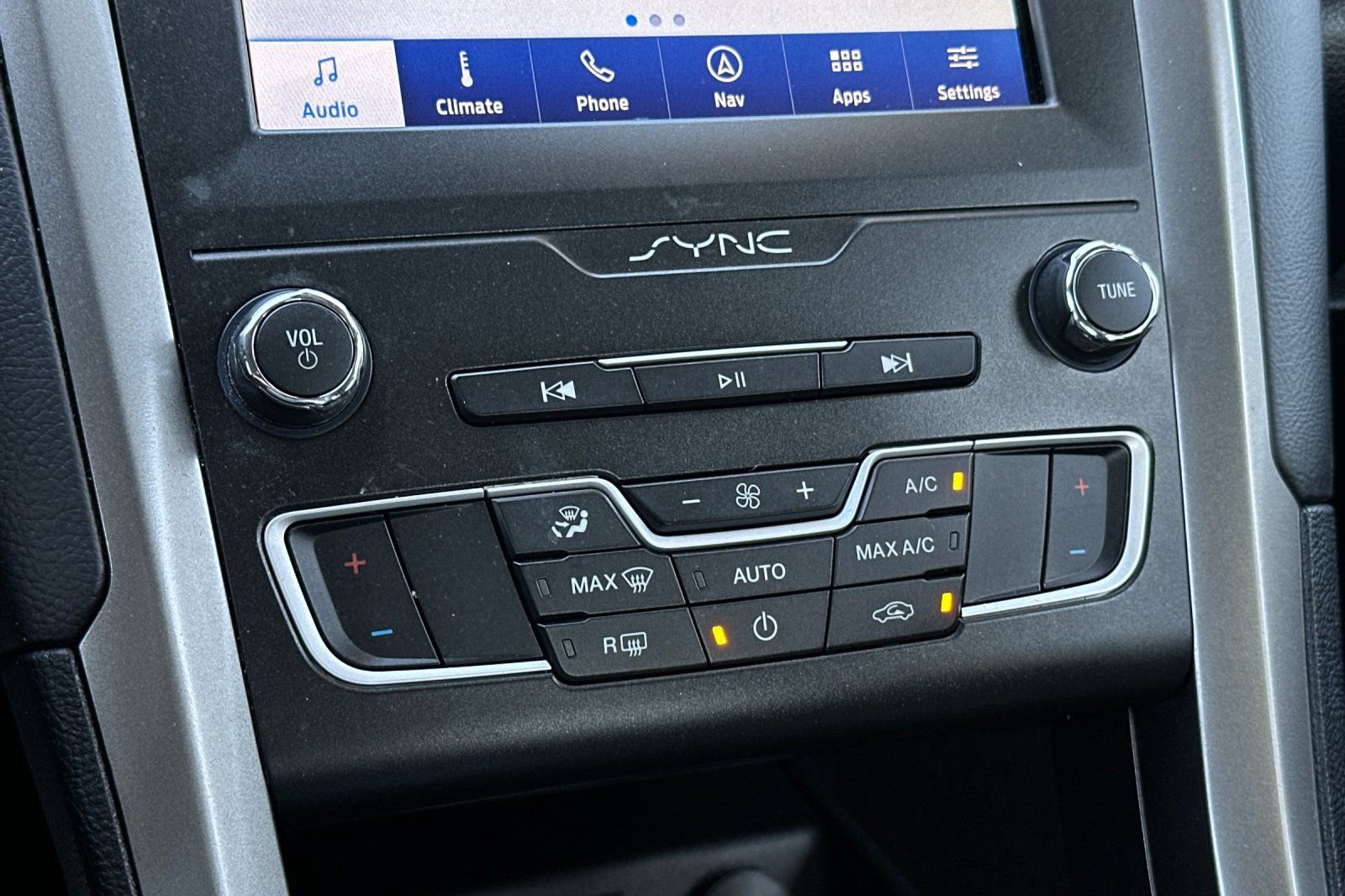 Certified 2020 Ford Fusion SE FWD image 19