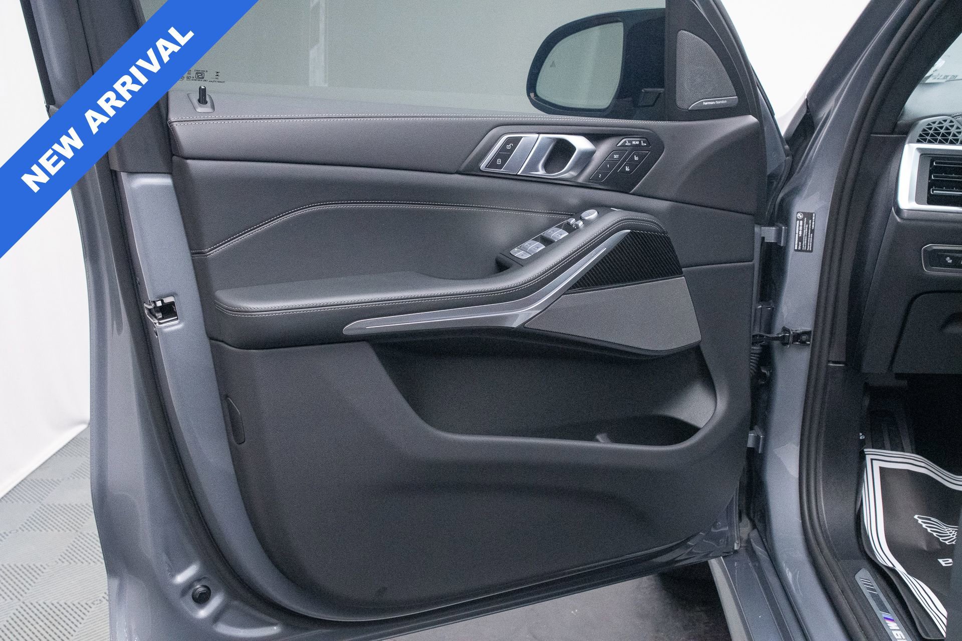 Used 2025 BMW X7 M60i w/ Executive Package image 25