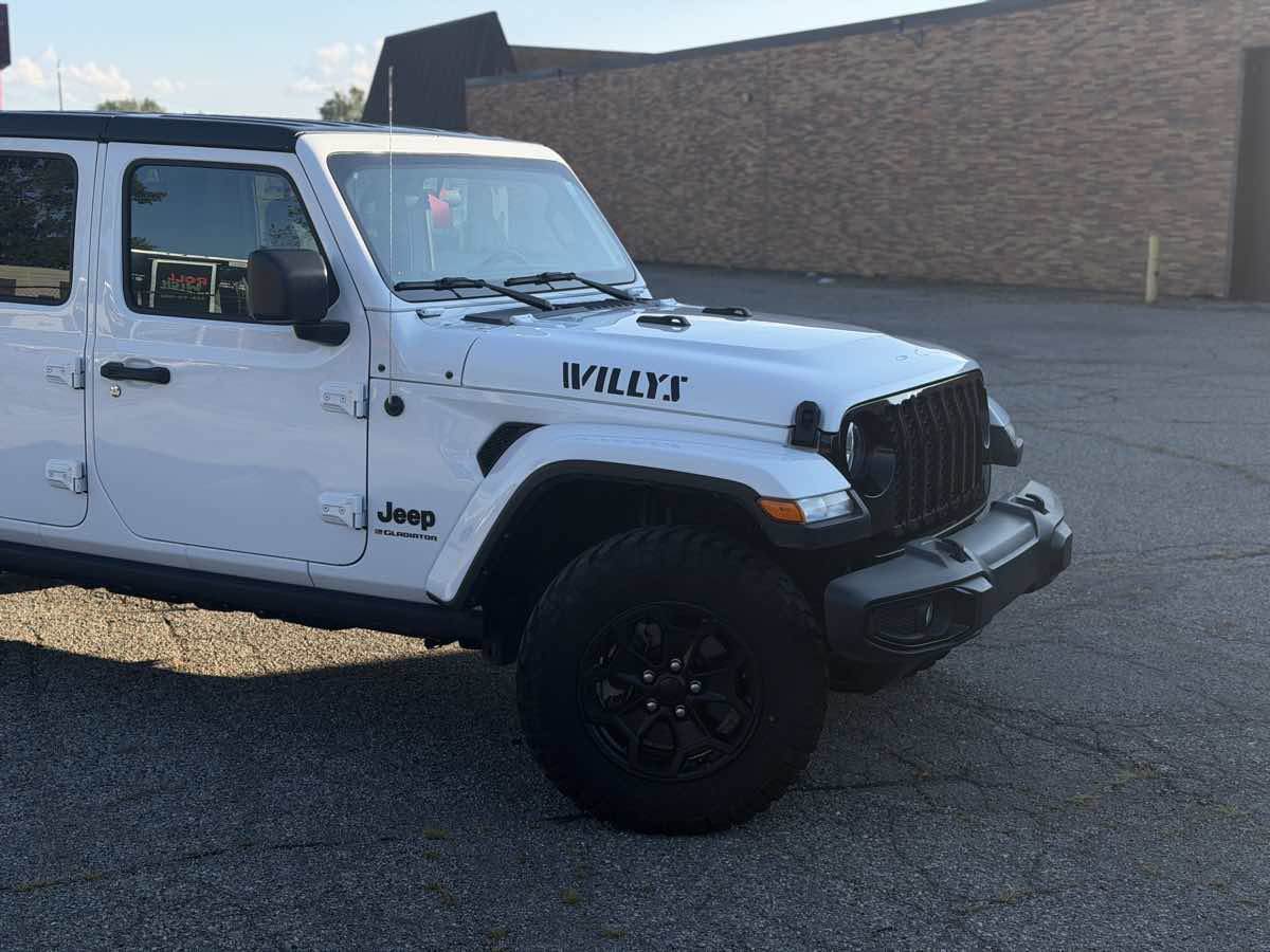 Used 2023 Jeep Gladiator Sport AWD/4WD image 3