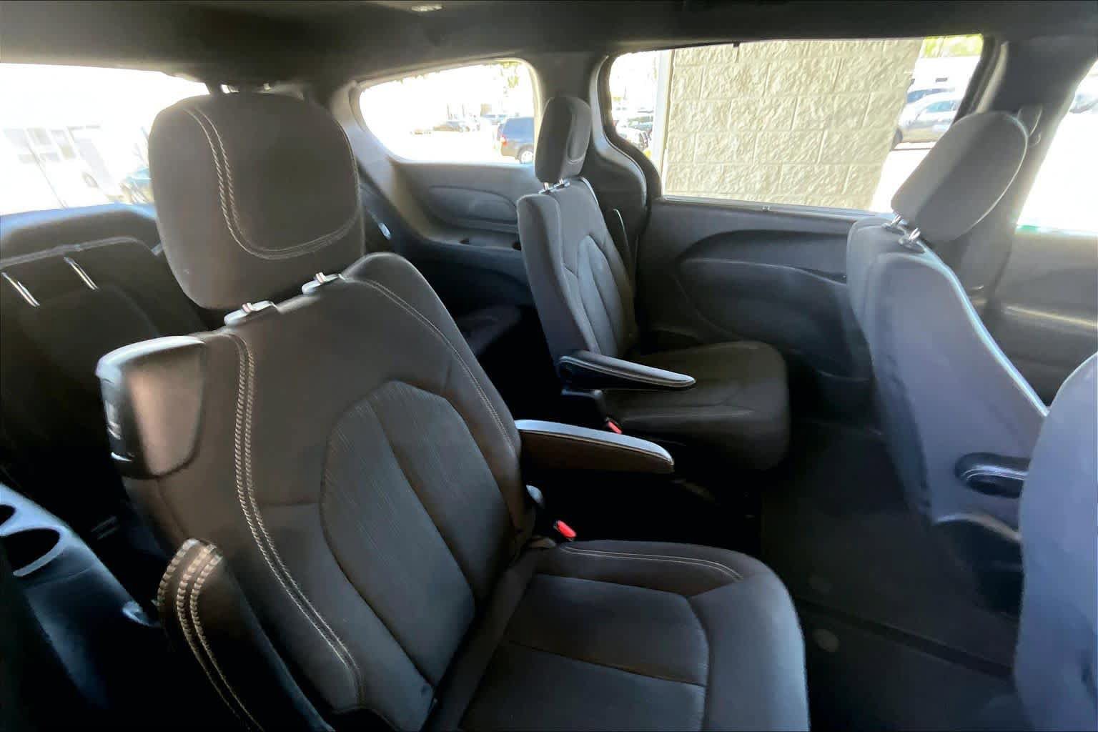 Used 2019 Chrysler Pacifica Touring Plus w/ S Appearance Package FWD image 19