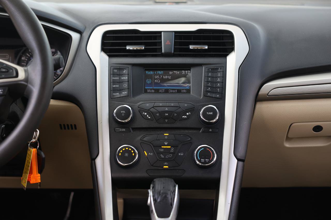 Used 2016 Ford Fusion SE FWD image 34