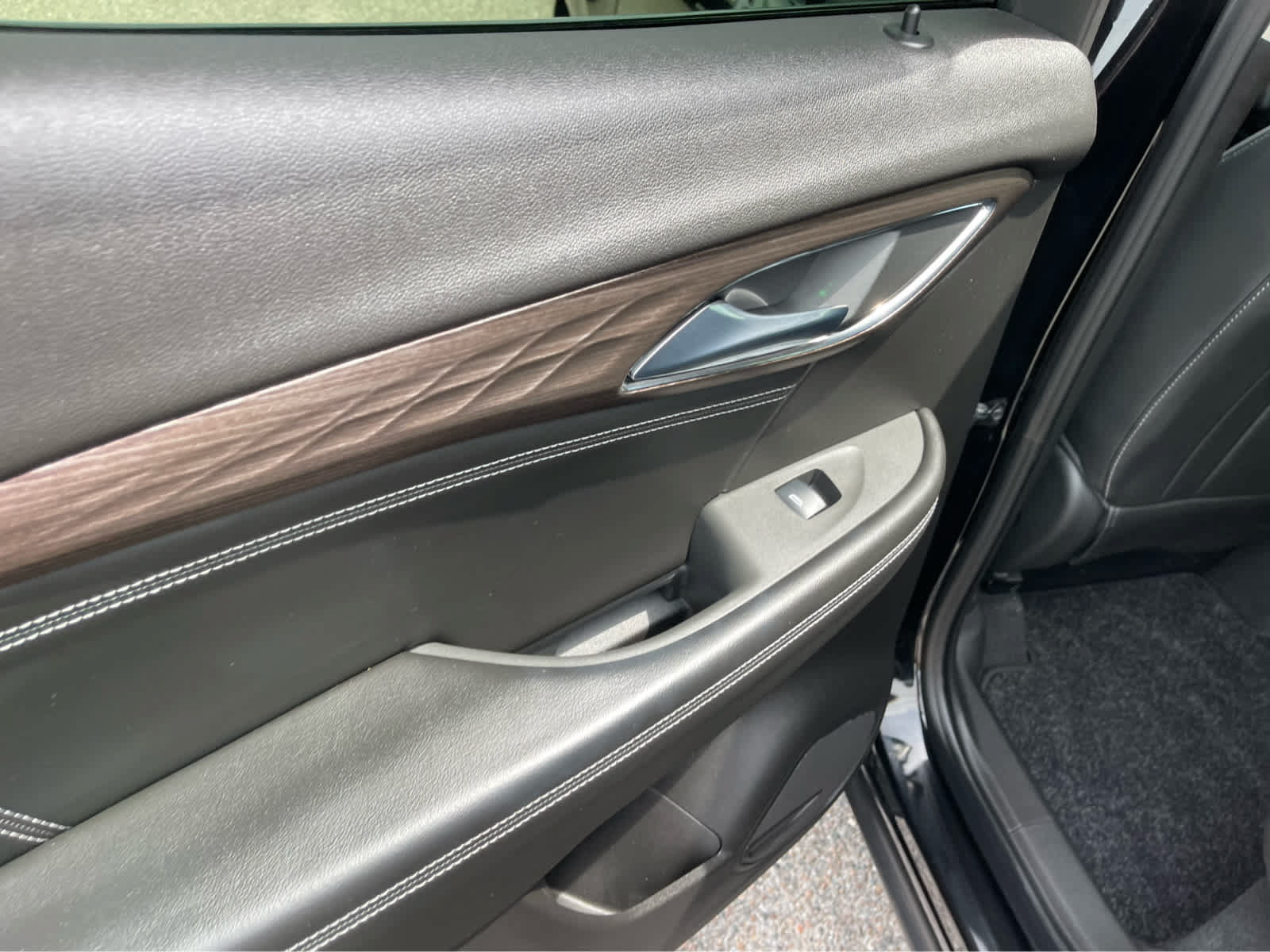 Used 2022 Buick Envision Avenir w/ Technology Package II FWD image 23