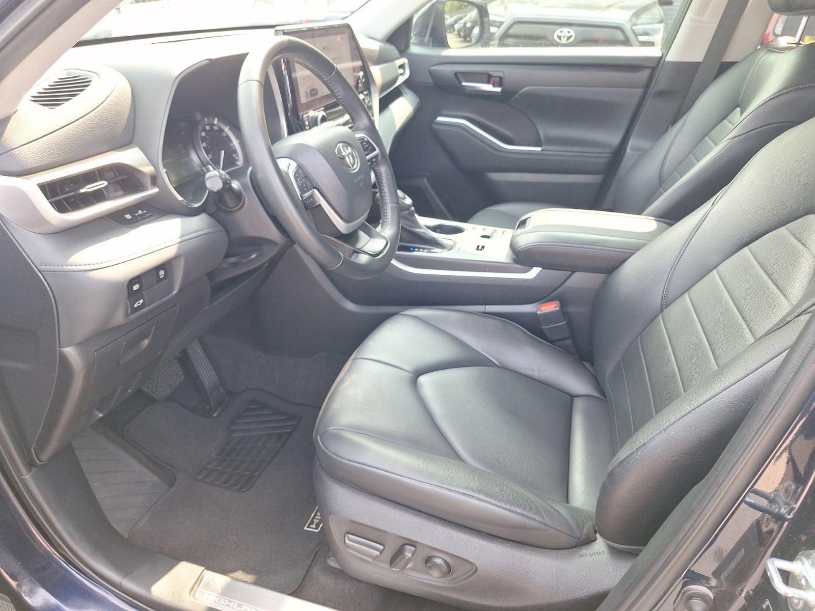 Used 2023 Toyota Highlander XLE FWD image 15
