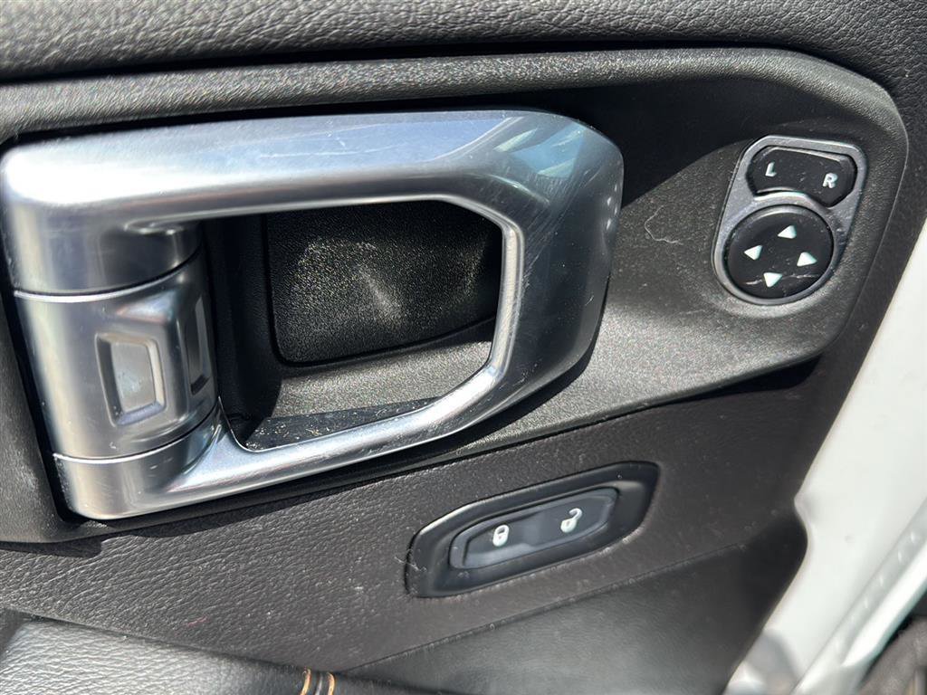 Used 2023 Jeep Wrangler Unlimited Sahara AWD/4WD image 24