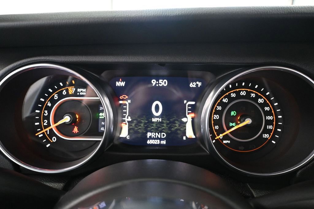 Used 2018 Jeep Wrangler Unlimited Sahara w/ Dual Top Group AWD/4WD image 32