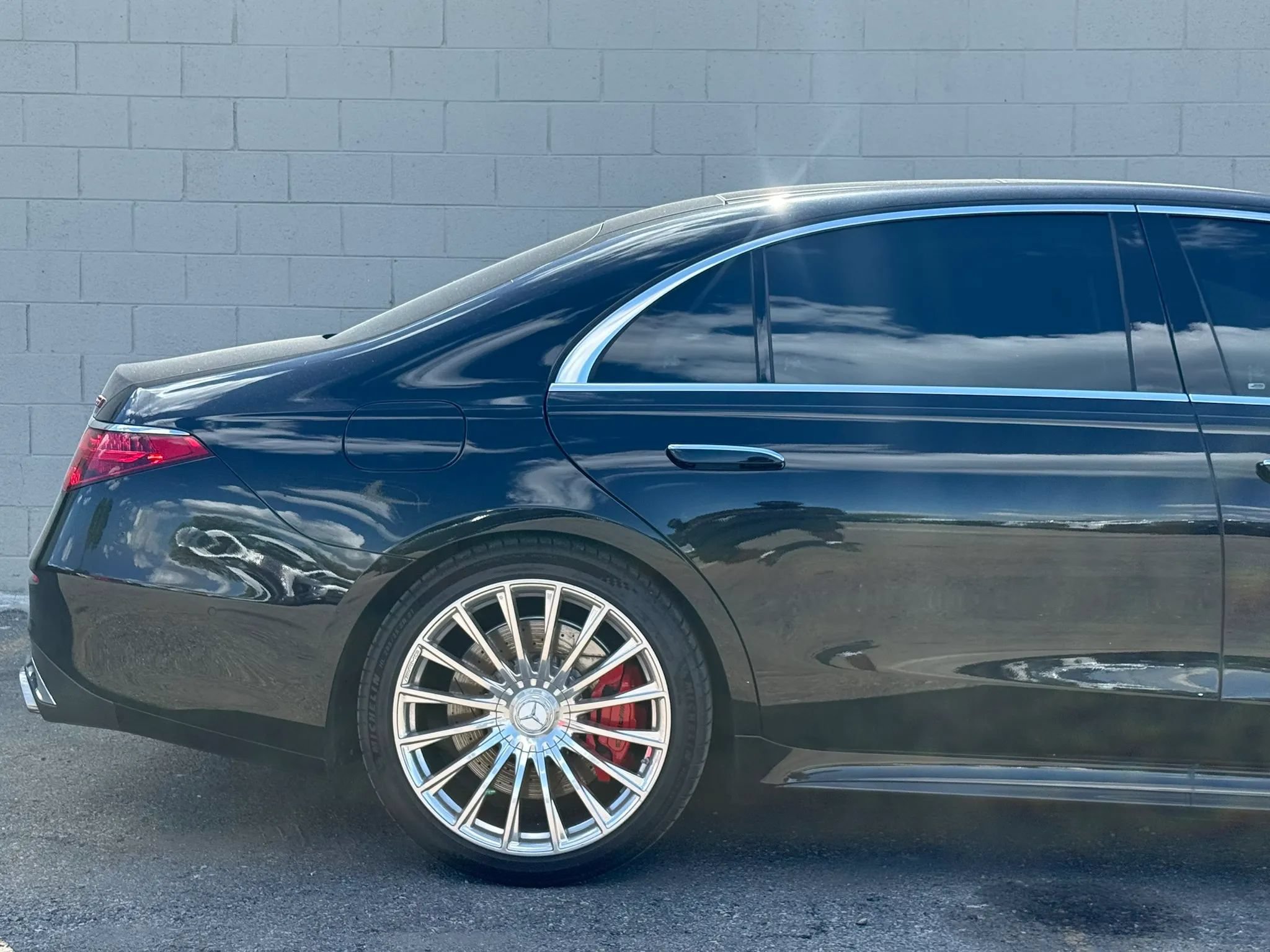 Used 2024 Mercedes-Benz S 63 AMG S w/ Carbon Fiber Exterior Package image 13