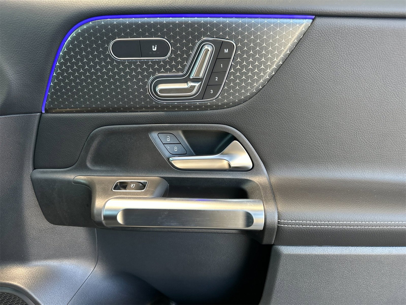 New 2025 Mercedes-Benz GLB 250 4MATIC image 18