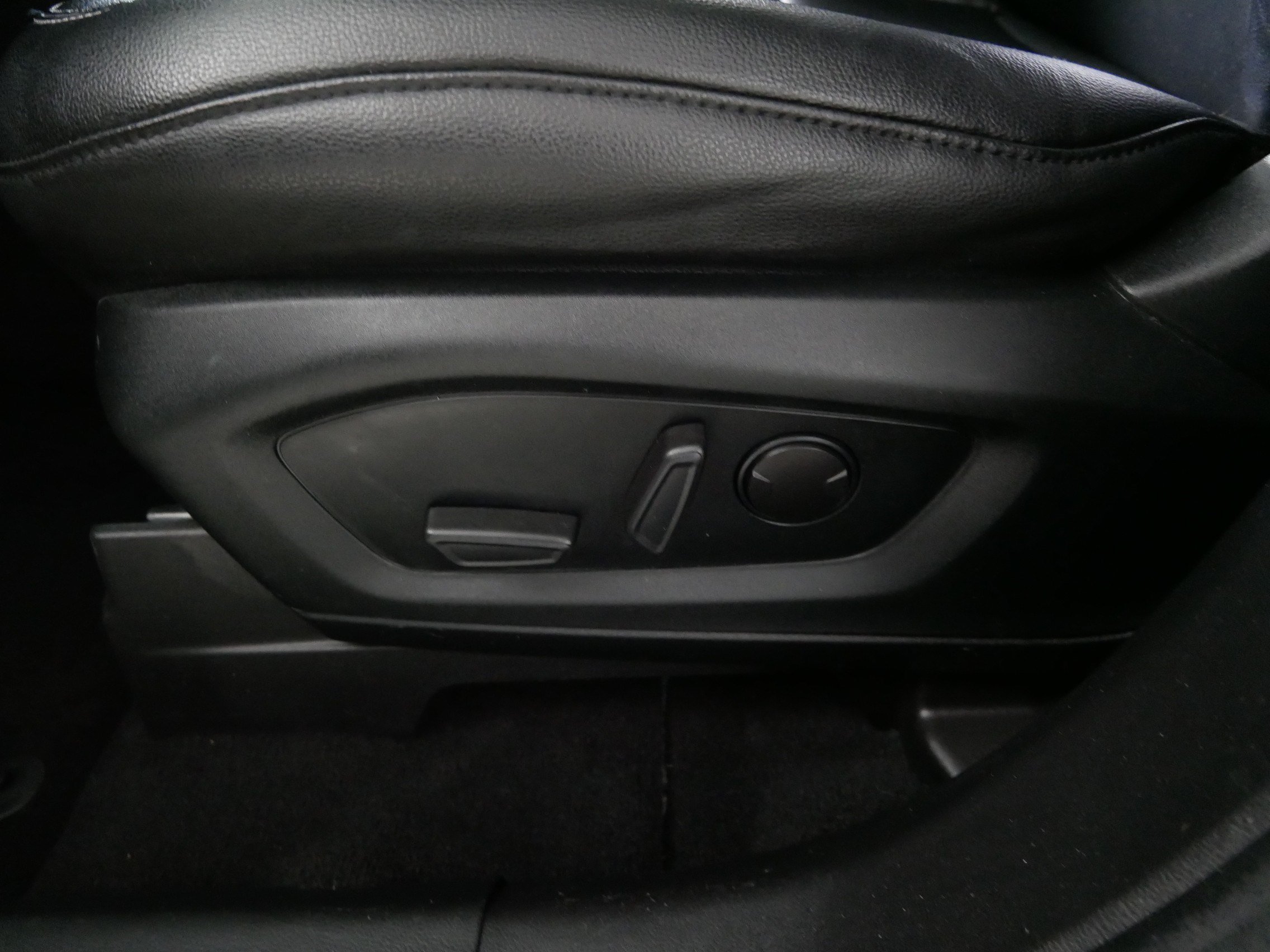 Used 2020 Ford Explorer XLT w/ Equipment Group 202A AWD/4WD image 20