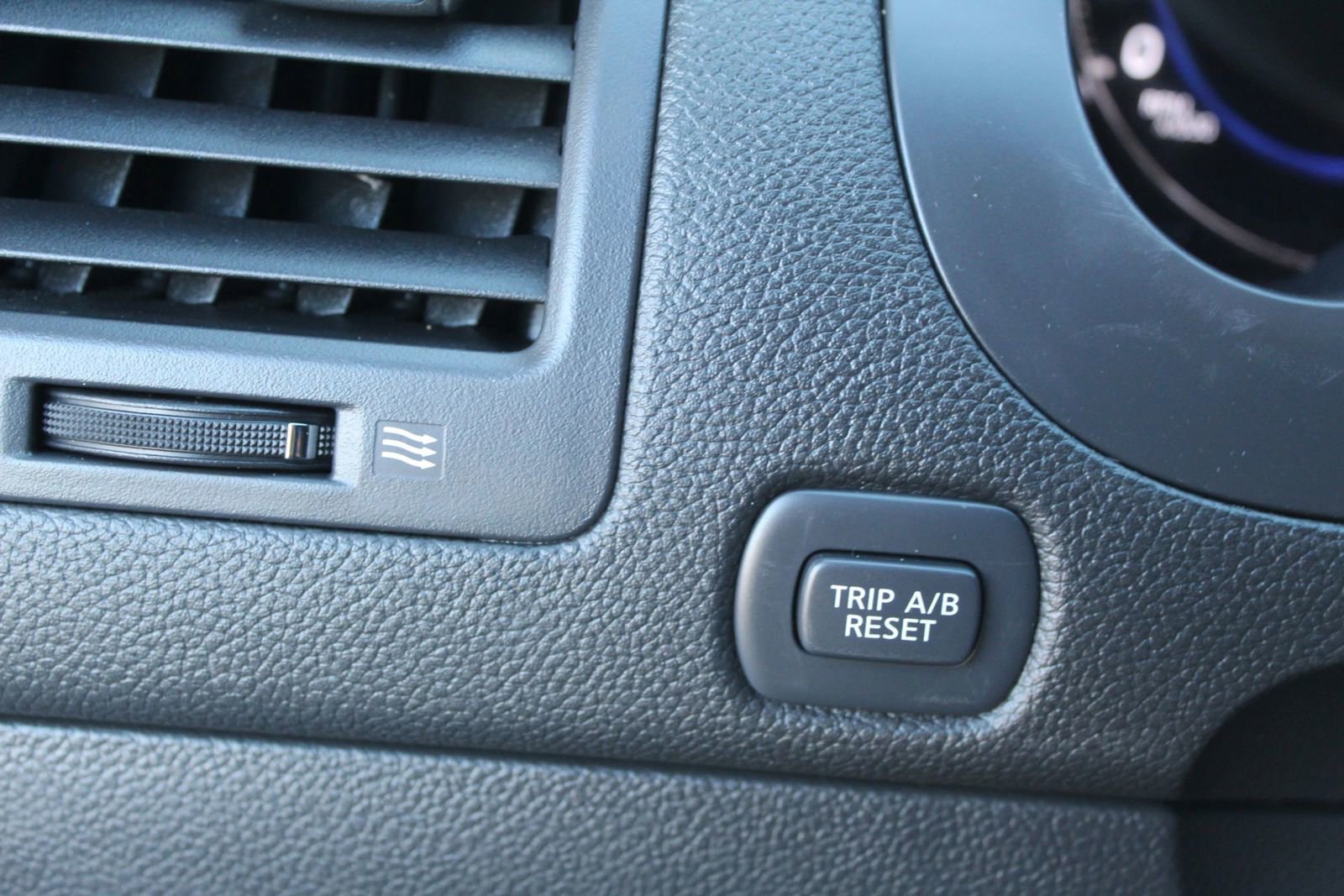 Used 2017 INFINITI QX70 3.7 w/ Premium Package image 26