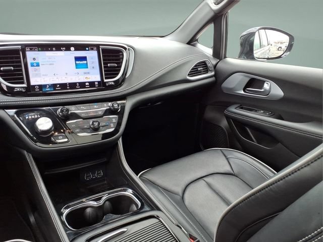 Used 2025 Chrysler Pacifica Limited FWD image 21